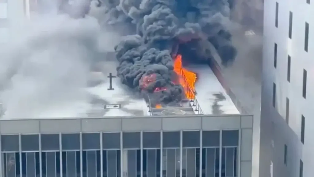 Φωτιά στο Μανχάταν: Ταράτσα ουρανοξύστη τυλίχθηκε στις φλόγες – Τεράστια σύννεφα καπνού (βίντεο)