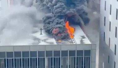 Φωτιά στο Μανχάταν: Ταράτσα ουρανοξύστη τυλίχθηκε στις φλόγες – Τεράστια σύννεφα καπνού (βίντεο)