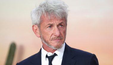 Ο Σον Πεν στα «Ουκρανικά Όσκαρ»: Παρέλαβε αγαλματίδιο από χάλυβα βαγονιού που καταστράφηκε σε ρωσική επίθεση