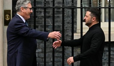 Εσπευσμένα στο Λονδίνο ο Β.Ζελένσκι για να ζητήσει drones από την κυβέρνηση Στάρμερ