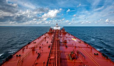 Κτυπήθηκε δεξαμενόπλοιο στον Κόλπο του Ομάν από «άγνωστο βλήμα»