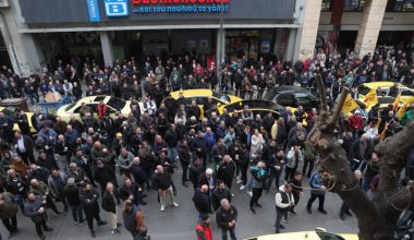 Απεργία οδηγών ταξί: Σε εξέλιξη πορεία στο κέντρο της Αθήνας – Δείτε εικόνες