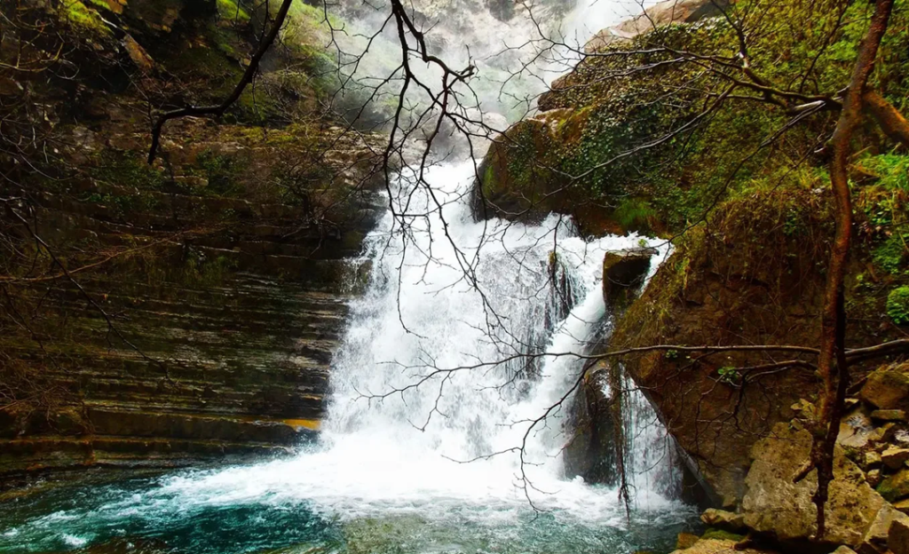 Καταρράκτες Τρίτωνα: Το στολίδι της Ηλείας που αφήνει με το «στόμα ανοιχτό» όποιον το επισκεφθεί (βίντεο)