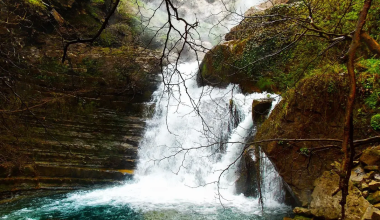 Καταρράκτες Τρίτωνα: Το στολίδι της Ηλείας που αφήνει με το «στόμα ανοιχτό» όποιον το επισκεφθεί (βίντεο)