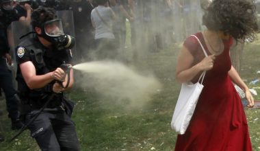 Τουρκία: Να φυτεύσει 300 δέντρα επέβαλαν στον αστυνομικό που έριξε χημικά στη «γυναίκα με το κόκκινο φόρεμα»