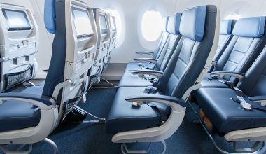 Πιλότος αποκαλύπτει: Γιατί δεν πρέπει να αλλάζουμε θέση στο αεροπλάνο κατά την απογείωση