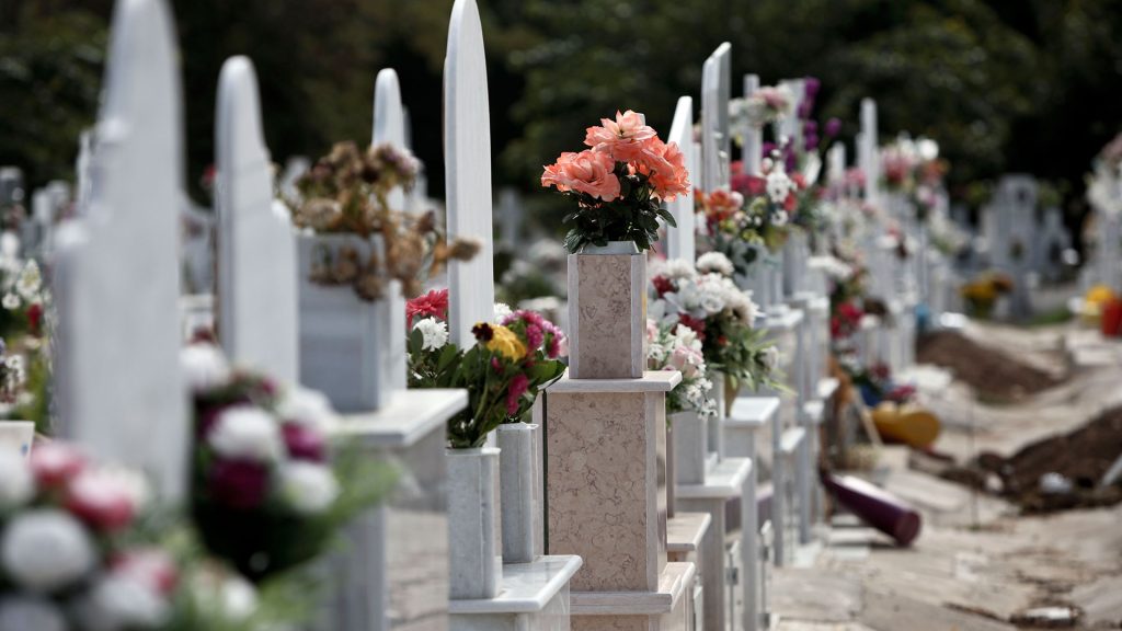 Εικόνες καταστροφής στο νεκροταφείο Ραφήνας: Άρπαξαν καντήλια, θυμιατά και μεταλλικές κορνίζες (φώτο)