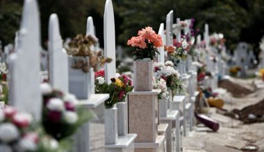 Εικόνες καταστροφής στο νεκροταφείο Ραφήνας: Άρπαξαν καντήλια, θυμιατά και μεταλλικές κορνίζες (φώτο)