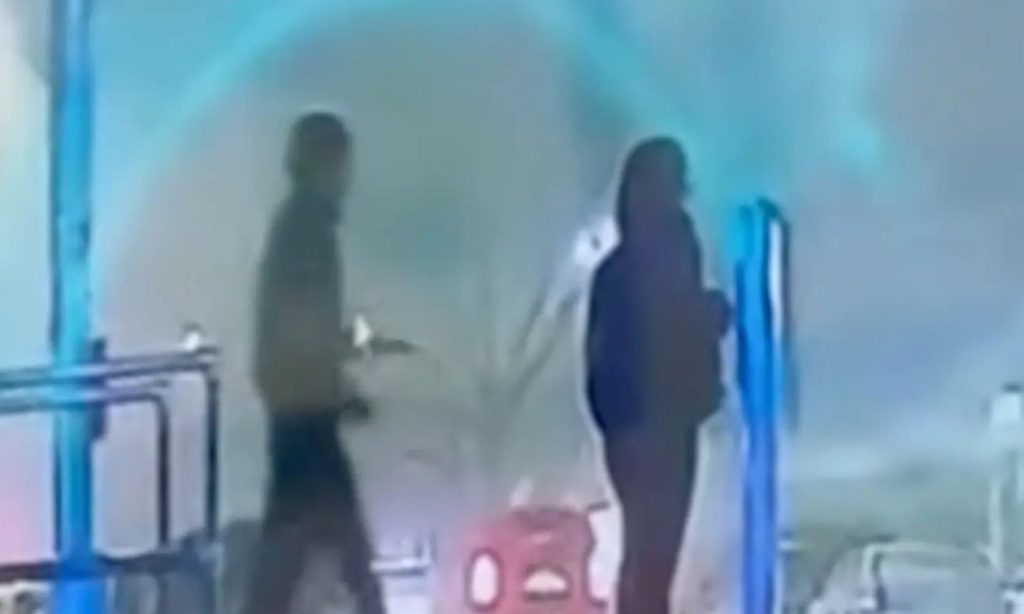 Νέα Υόρκη: Σκορπάει τον τρόμο ο μασκοφόρος με το μαχαίρι – Επιτέθηκε σε γυναίκα σε στάση λεωφορείου (βίντεο)