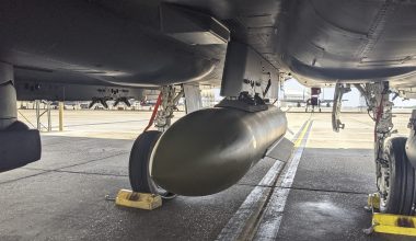 Oι ΗΠΑ κτύπησαν με διατρητικές κατευθυνόμενες βόμβες 2,5 τόνων βάσεις πυραύλων του Ιράν στα Στενά του Ορμούζ