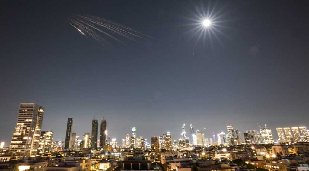 Ιρανικά βλήματα με ανεξάρτητες μικροκεφαλές πάνω από το Ισραήλ (φώτο)