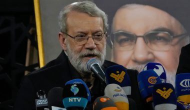 Φωτογραφία ντοκουμέντο με το δακτυλίδι του Αλί Λαριτζάνι μέσα στα συντρίμμια