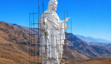 Το τεράστιο άγαλμα του Ιησού Χριστού που τοποθετήθηκε στα σύνορα του Λιβάνου με τη Συρία (βίντεο)