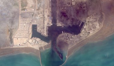 Φωτιά και καπνός: Οι πρώτες δορυφορικές φωτογραφίες από την έναρξη του πολέμου στο Ιράν