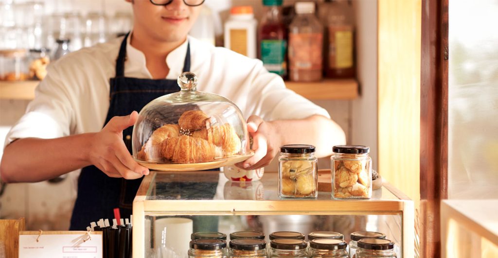 Πότε θα τεθεί σε ισχύ η νέα κλαδική σύμβαση του επισιτισμού: Αυξήσεις μισθών 8% το 2026 και 4% το 2027