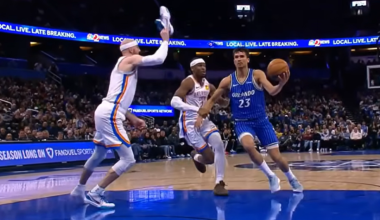 Μόνο στο ΝΒΑ αυτά: Παίκτης σταμάτησε τον αντίπαλό του με το παπούτσι στο χέρι (βίντεο)