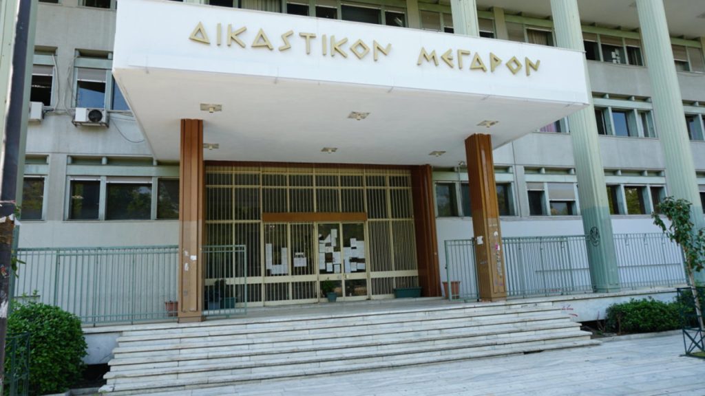 Φορτισμένο το κλίμα στη δίκη της Λάρισας: Κατέρρευσε η εκπαιδευτικός που κατήγγειλε τον προϊστάμενό της για βιασμό