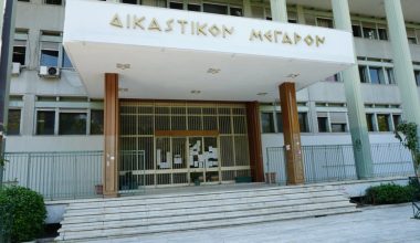 Φορτισμένο το κλίμα στη δίκη της Λάρισας: Κατέρρευσε η εκπαιδευτικός που κατήγγειλε τον προϊστάμενό της για βιασμό