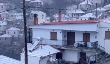 «Ντύθηκε» στα λευκά η Ελασσόνα: Χιόνι και πολύ κρύο στην περιοχή – Δείτε βίντεο