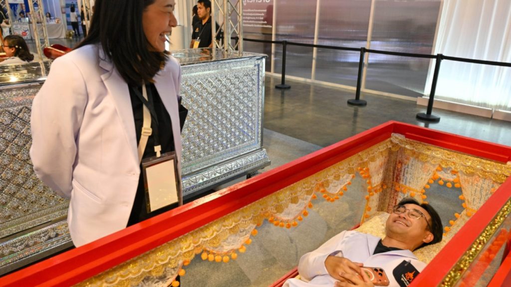 «Φεστιβάλ Θανάτου» στην Ταϊλάνδη: Άνθρωποι μπαίνουν σε φέρετρα για να διώξουν τον φόβο τους (βίντεο)