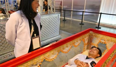 Σε εξέλιξη το «Φεστιβάλ Θανάτου» στην Ταϊλάνδη: Άνθρωποι μπαίνουν σε φέρετρα για να διώξουν τον φόβο τους (βίντεο)