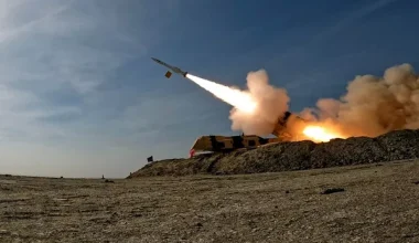 Βίντεο: Ιρανικός πύραυλος πλήττει την αεροπορική βάση Prince Sultan στην Σαουδική Αραβία