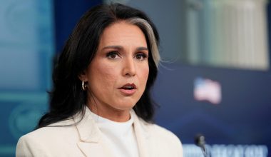 Τ.Γκάμπαρντ για ιρανική απειλή: Άλλα είπε στην ακρόαση και… άλλα έγραψε – Ένταση στη Γερουσία των ΗΠΑ