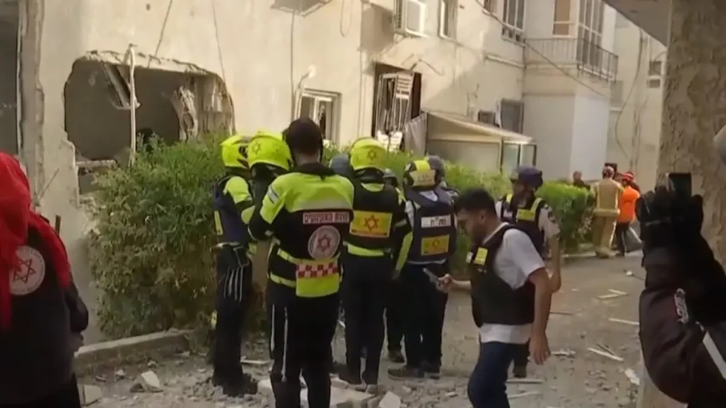 Πύραυλος έπεσε κοντά σε συνεργείο της ΕΡΤ στο Τελ Αβίβ – Οι Αρχές τούς ζήτησαν να απομακρυνθούν (βίντεο)