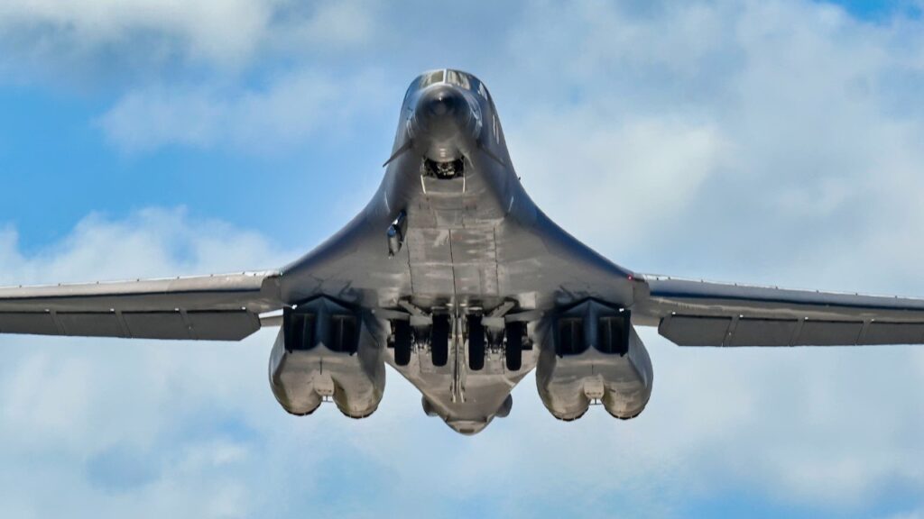 Σχηματισμός βομβαρδιστικών B-1B Lancer μια ανάσα πριν το Ιράν – Έκλεισαν τους αναμεταδότες