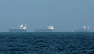 Φωτιά σε πλοίο που κτυπήθηκε από άγνωστο βλήμα στον Κόλπο του Ομάν