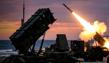 Θρίλερ με τους ελληνικούς Patriot: Ο Ν.Δένδιας λέει ότι «κατέρριψαν 2 πυραύλους» – Οι Σαουδάραβες λένε ότι κτυπήθηκε ο στόχος από… ένα drone!