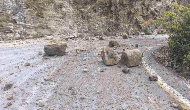 Σαντορίνη: Kατολισθήσεις βράχων «μπλόκαραν» την πρόσβαση στο λιμάνι του Αθηνιού