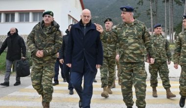 Ο Ν.Δένδιας επισκέφτηκε απροειδοποίητα στρατιωτική μονάδα στα Ιωάννινα