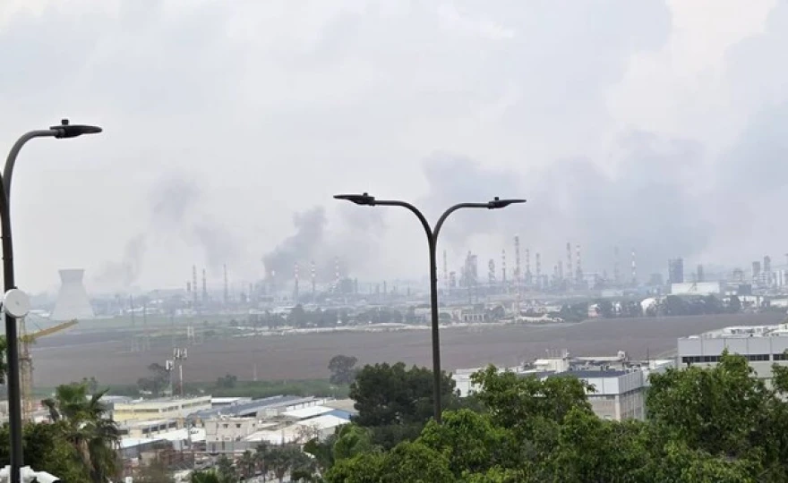 Το Ιράν χτύπησε το διυλιστήριο BAZAN στη Χάιφα του Ισραήλ – Εκεί παράγεται το 60% των καυσίμων της χώρας (βίντεο)
