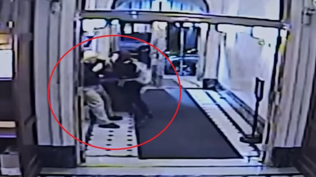 Βίντεο: Άγριος ξυλοδαρμός 71χρονου θυρωρού από άνδρα στη Νέα Υόρκη – «Κύριε λυπάμαι»