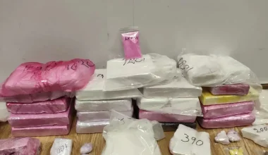 Αττική: Η ΕΛ.ΑΣ «ξεσκέπασε» σπείρα διακίνησης κοκαΐνης, κάνναβης και MDMA – Τρεις συλλήψεις (φώτο)