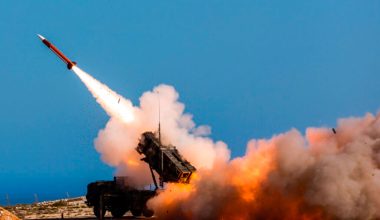 Θρίλερ με τους ελληνικούς «Πάτριοτ»: Ο Ν.Δένδιας λέει ότι «κατέρριψαν 2 πυραύλους» – Οι Σαουδάραβες λένε ότι κτυπήθηκε ο στόχος από… ένα drone!