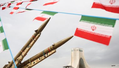 IRGC: Πλάνα με εκτοξεύσεις βαλλιστικών πυραύλων κατά αμερικανικών και ισραηλινών στόχων