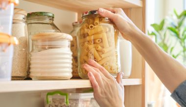 Τα 12 τρόφιμα που δεν πρέπει να λείπουν από τα ντουλάπια της κουζίνας σας
