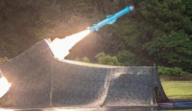 Ταϊβάν: Παιδιά στην παραλία ξαφνιάζονται καθώς ένας Hsiung Feng IIE / HF-2E πύραυλος cruise πετάει από πάνω τους