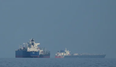 Το Ιράν ισχυρίζεται πως επιτρέπει σε επιλεγμένα πλοία να διέρχονται από το Στενό του Ορμούζ