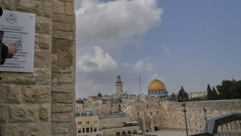 Ιερουσαλήμ: Συντρίμμια ιρανικού βαλλιστικού πυραύλου κατέπεσαν στην Παλαιά Πόλη – Σοβαρές ζημιές (βίντεο)