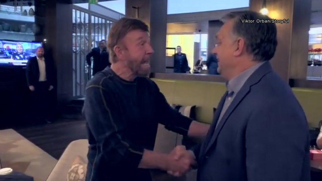 Ο συγκινητικός αποχαιρετισμός του Όρμπαν στον Τσακ Νόρις με βίντεο από το 2018: «Αντίο, φίλε μου!»