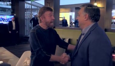 Ο συγκινητικός αποχαιρετισμός του Όρμπαν στον Τσακ Νόρις με βίντεο από το 2018: «Αντίο, φίλε μου!»