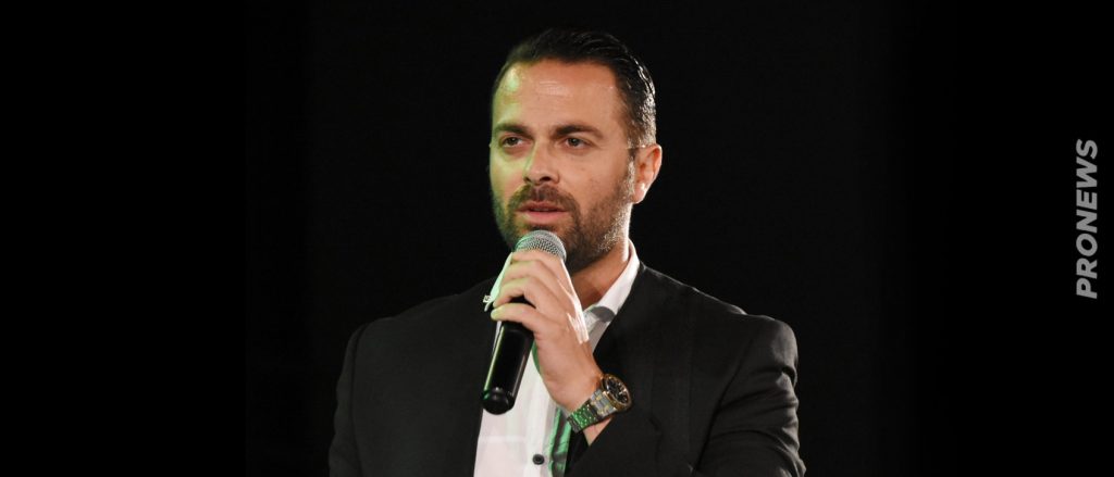 Ηλίας Βρεττός: Ο γνωστός τραγουδιστής έπεσε θύμα άγριου ξυλοδαρμού σε νυχτερινό μαγαζί στην Κύπρο