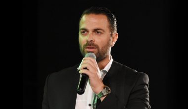 Ηλίας Βρεττός: Ο γνωστός τραγουδιστής έπεσε θύμα άγριου ξυλοδαρμού σε νυχτερινό μαγαζί στην Κύπρο