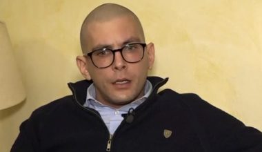 Στην Αθήνα ο Δήμαρχος Άη Στράτη που δίνει μάχη με τον καρκίνο: Η φωτογραφία του από το νοσοκομείο «Αττικόν»