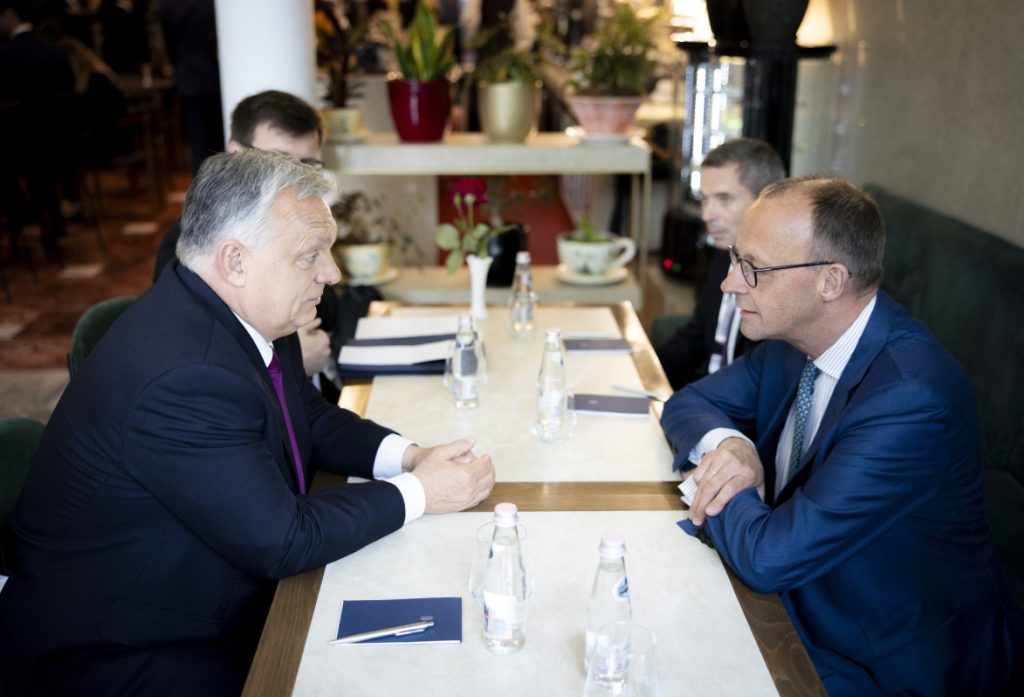 Επίθεση του Φ.Μερτς στον Β.Όρμπαν γιατί τους χαλάει τα σχέδια για το δάνειο 90 δισ. ευρώ – «Κατάφωρη ανεντιμότητα»