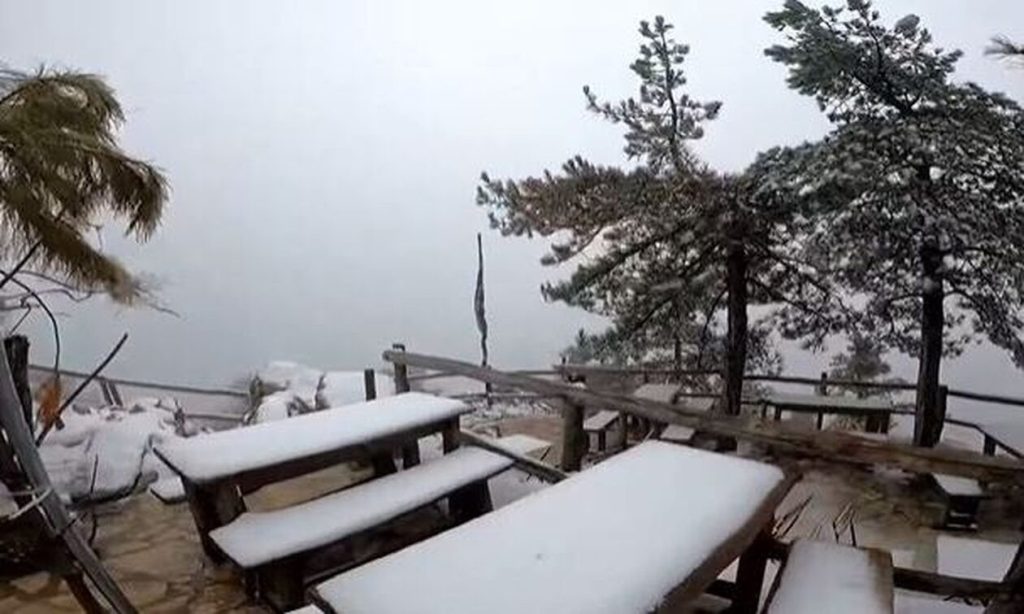 Το έστρωσε στην Πάρνηθα: Τσουχτερό το κρύο στα καταφύγια Μπάφι και Φλαμπούρι (βίντεο)