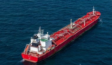 Ρεσάλτο των γαλλικών δυνάμεων σε ρωσικό τάνκερ στη δυτική Μεσόγειο: H ανάρτηση Ε.Μακρόν